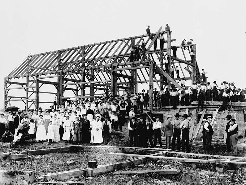 20090601mo-795px-barn_raising_in_lansing